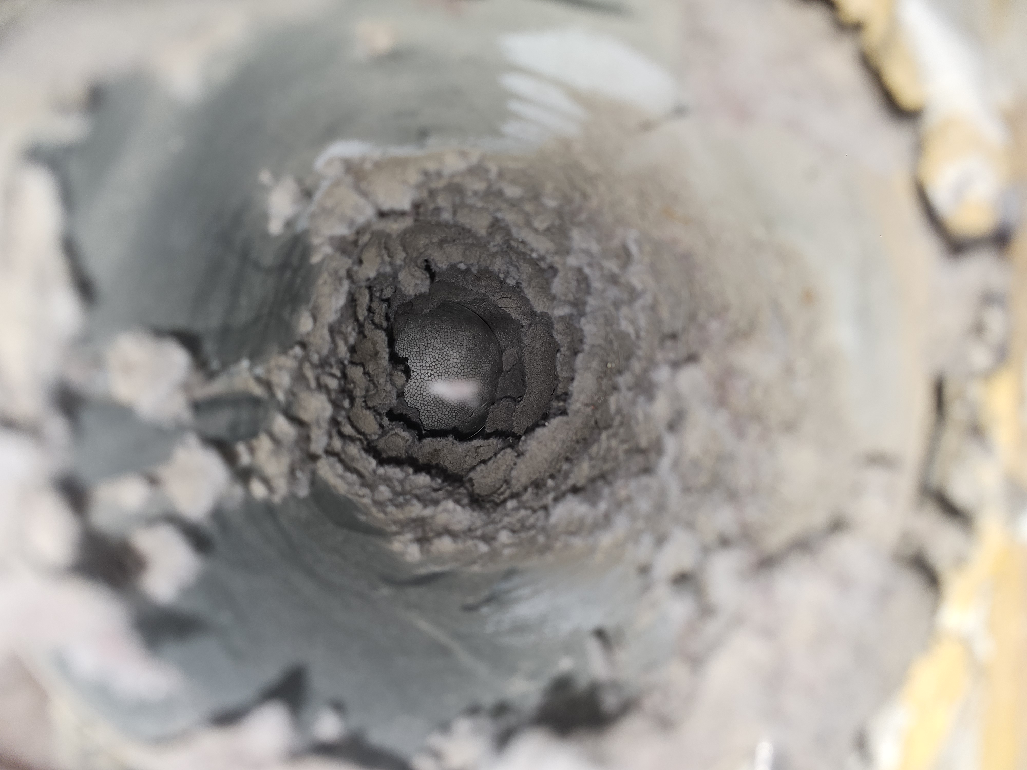 Intérieur de conduit obstrué par l'accumulation de peluche