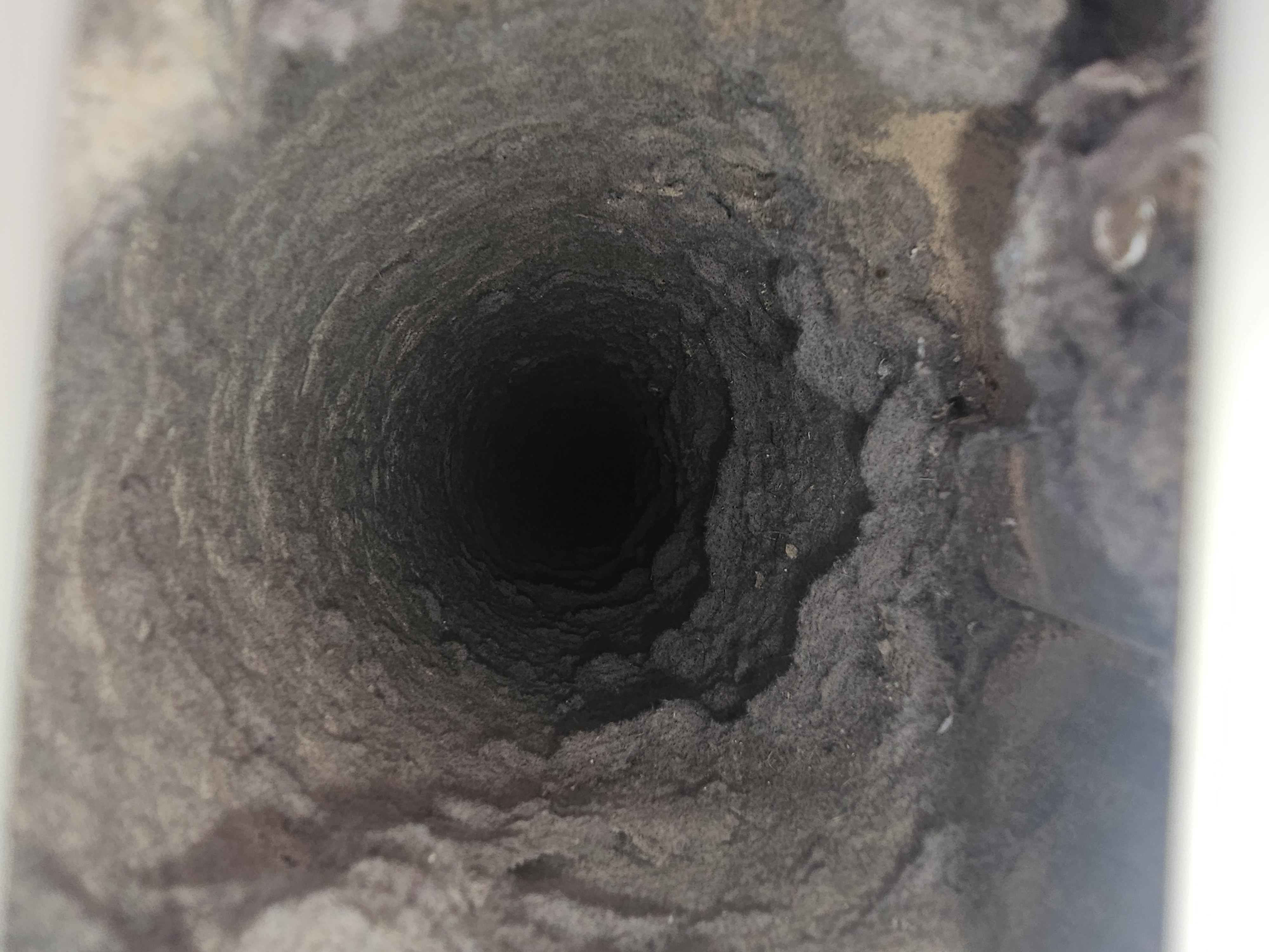 Intérieur de conduit tapissé de peluche sur toute la circonférence